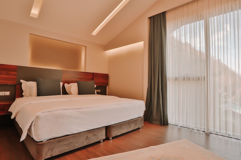 ROOF, SUITE, SEA VIEW, JETTED TUB