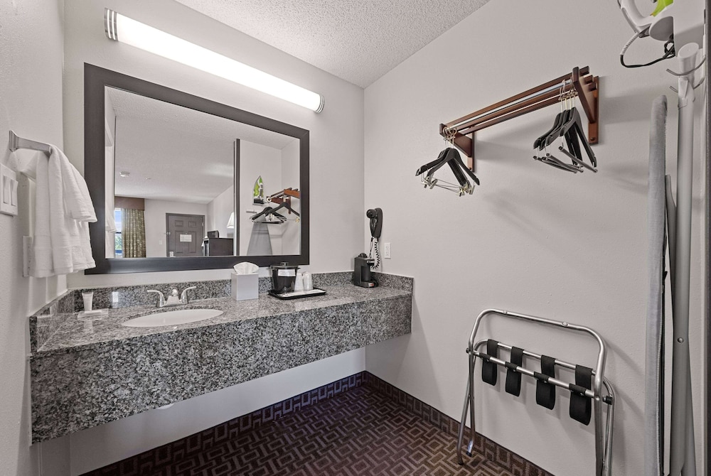 Days Inn by Wyndham Round Rock 42/43