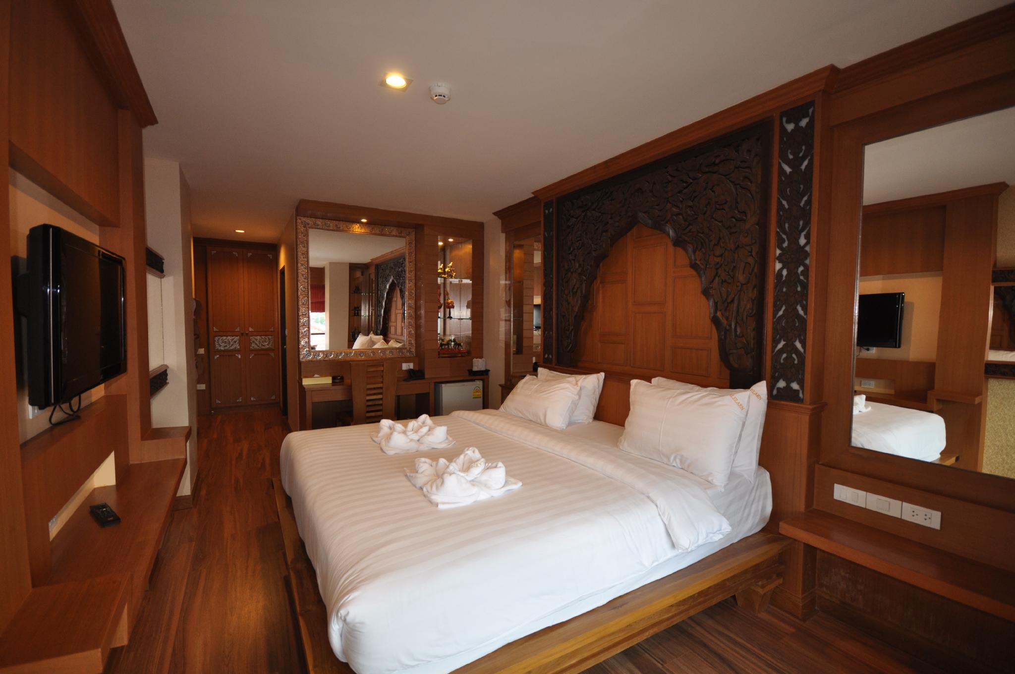 Superior, King Bed, No Balcony, Bathtub, Low Floor