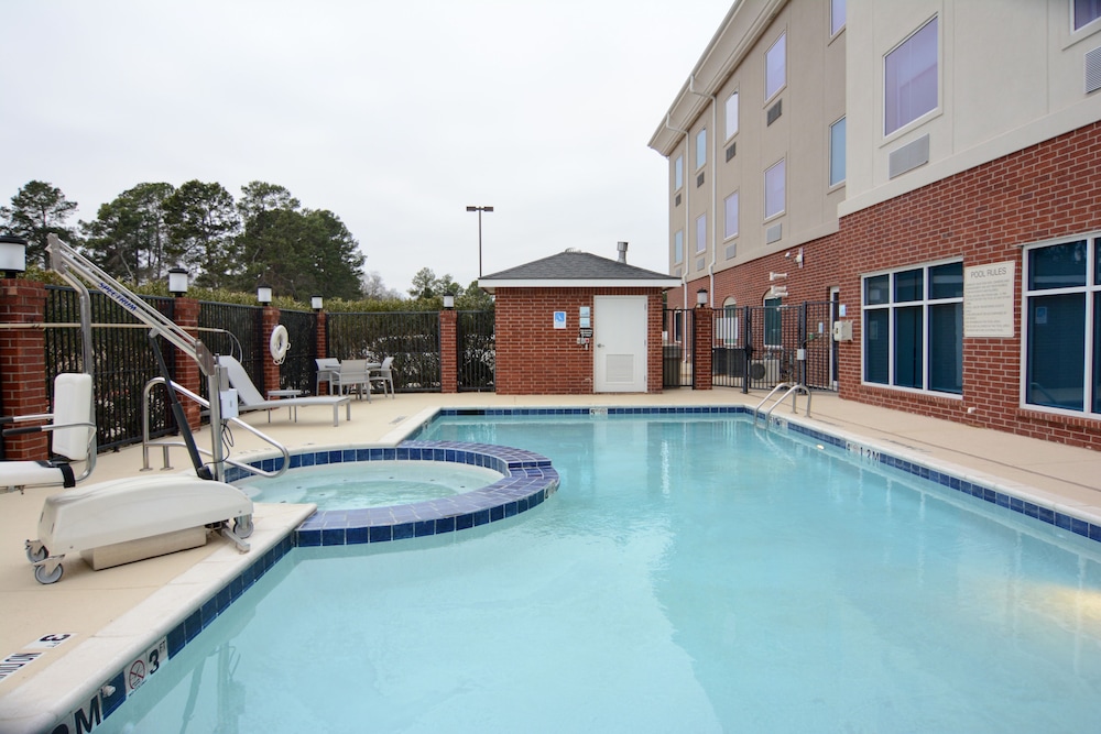 Holiday Inn Express Suites New Boston 1/51