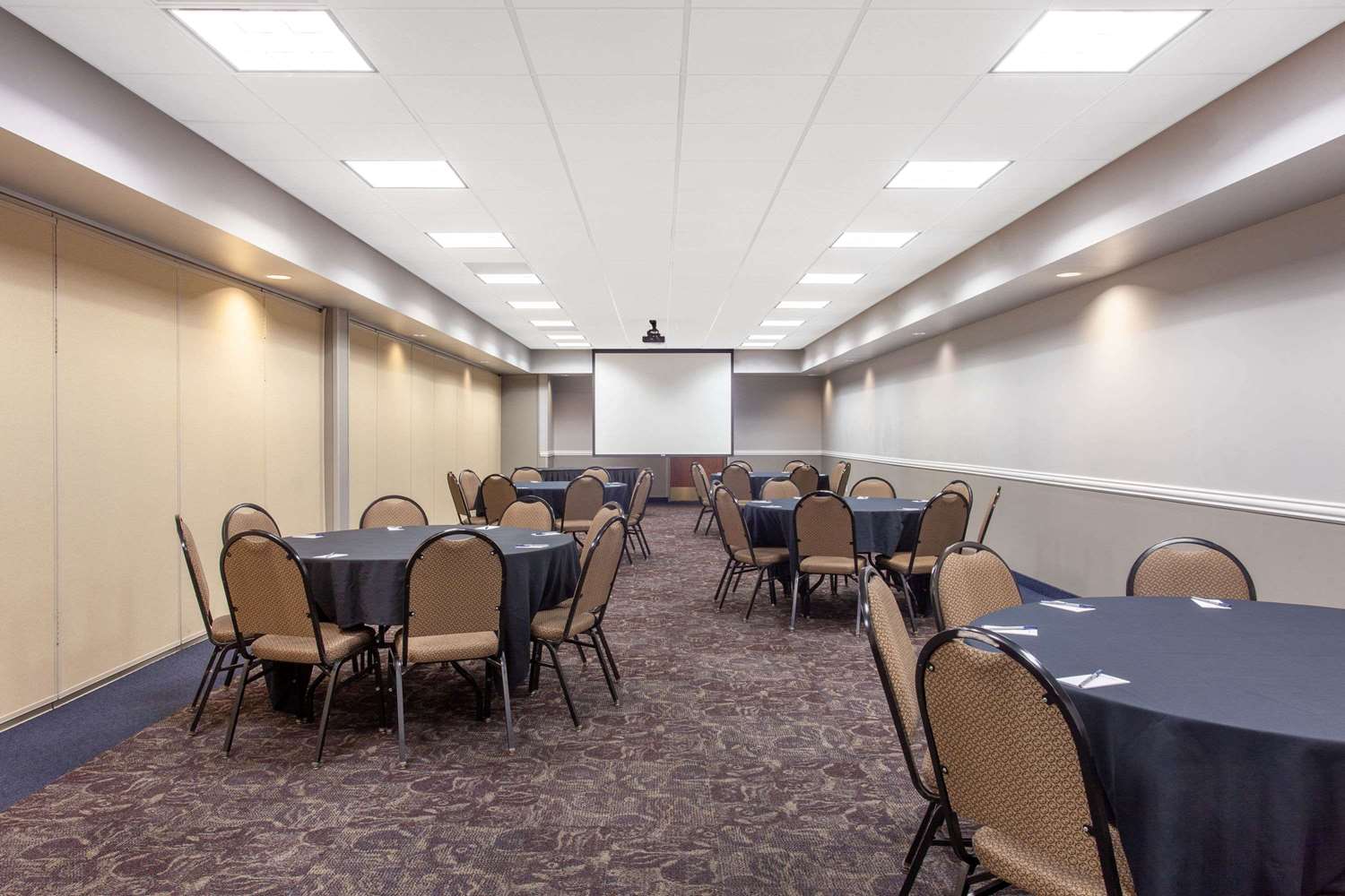 AmericInn by Wyndham Mankato Event Center 47/55