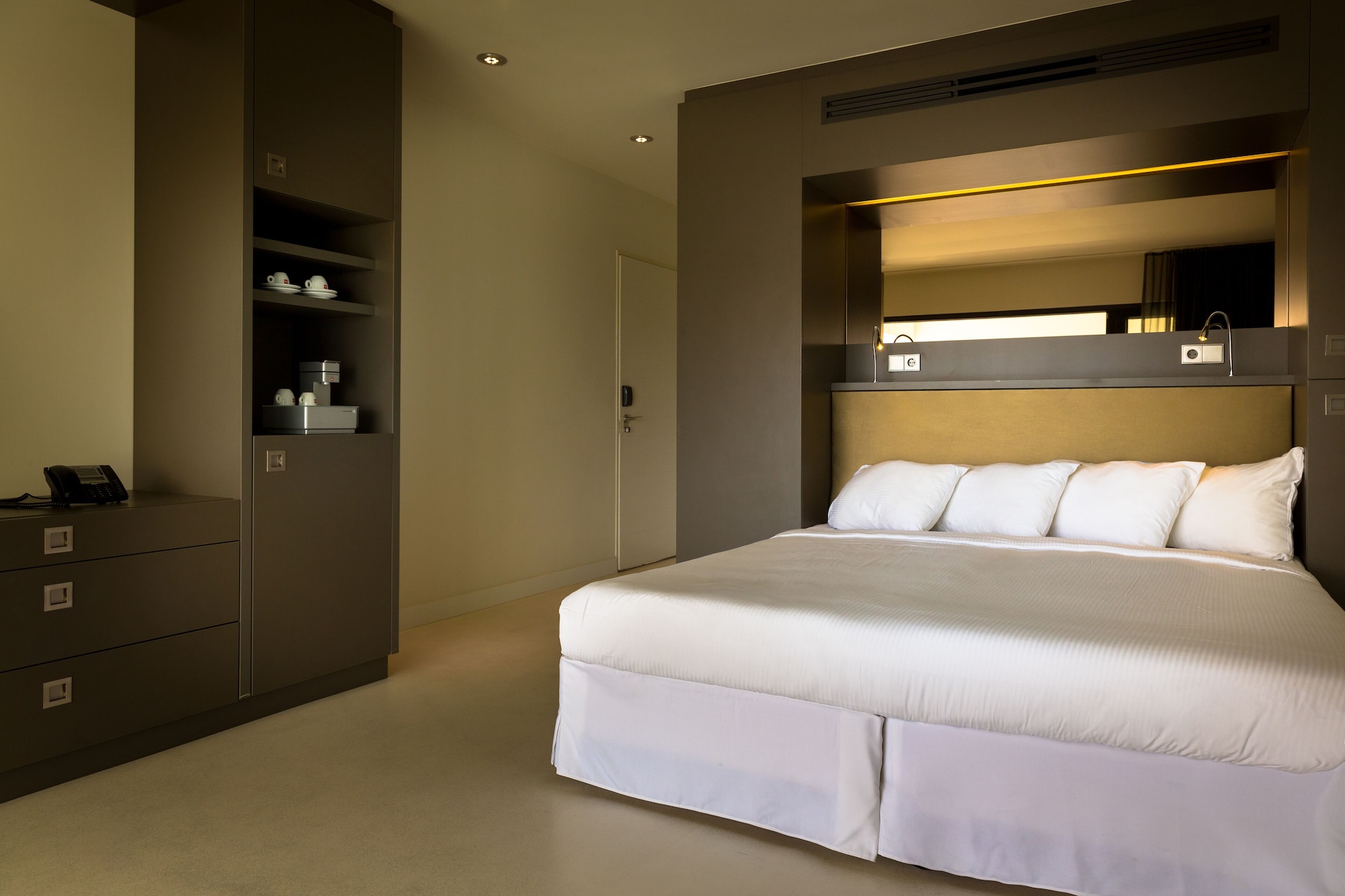 Room, King Bed, Lobby View