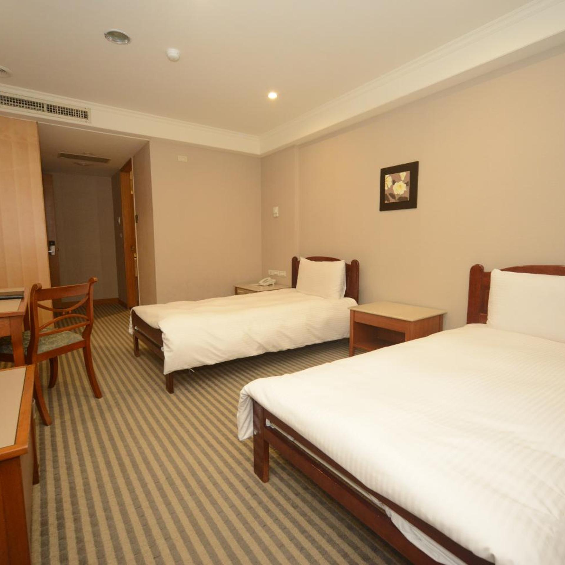 Apollo Hotel 12/83