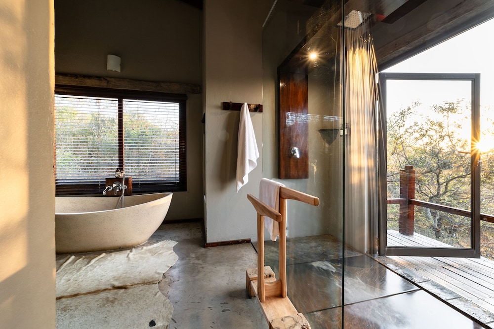 Rhino Ridge Safari Lodge 49/50
