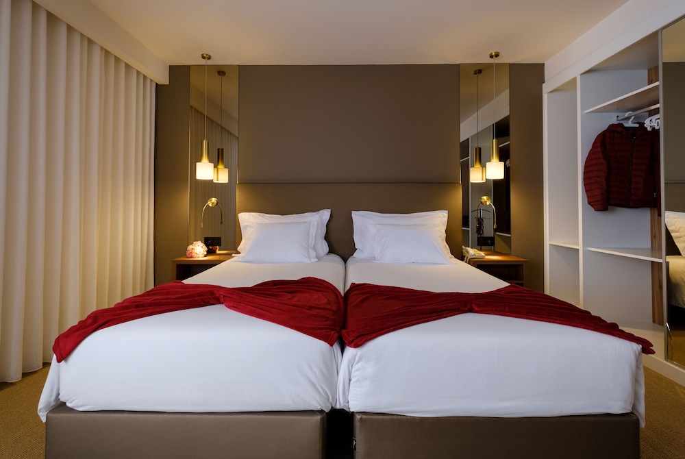 ROOM, DOUBLE OR TWIN BED