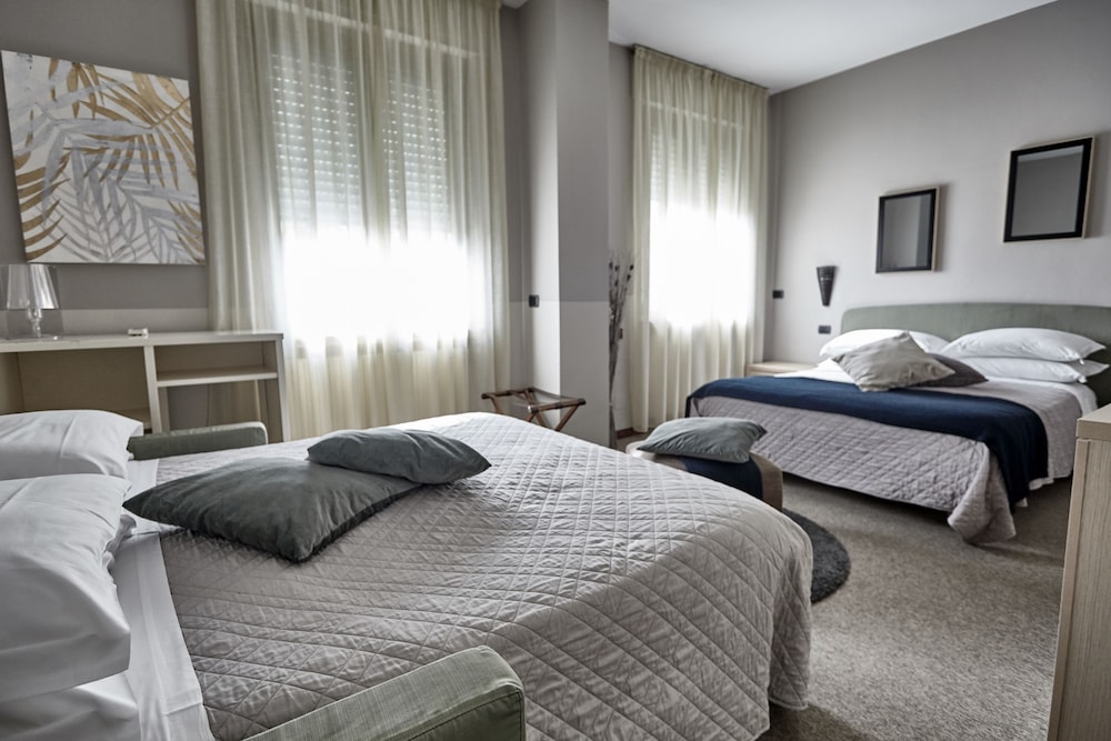 Rouge Hotel International 17/50