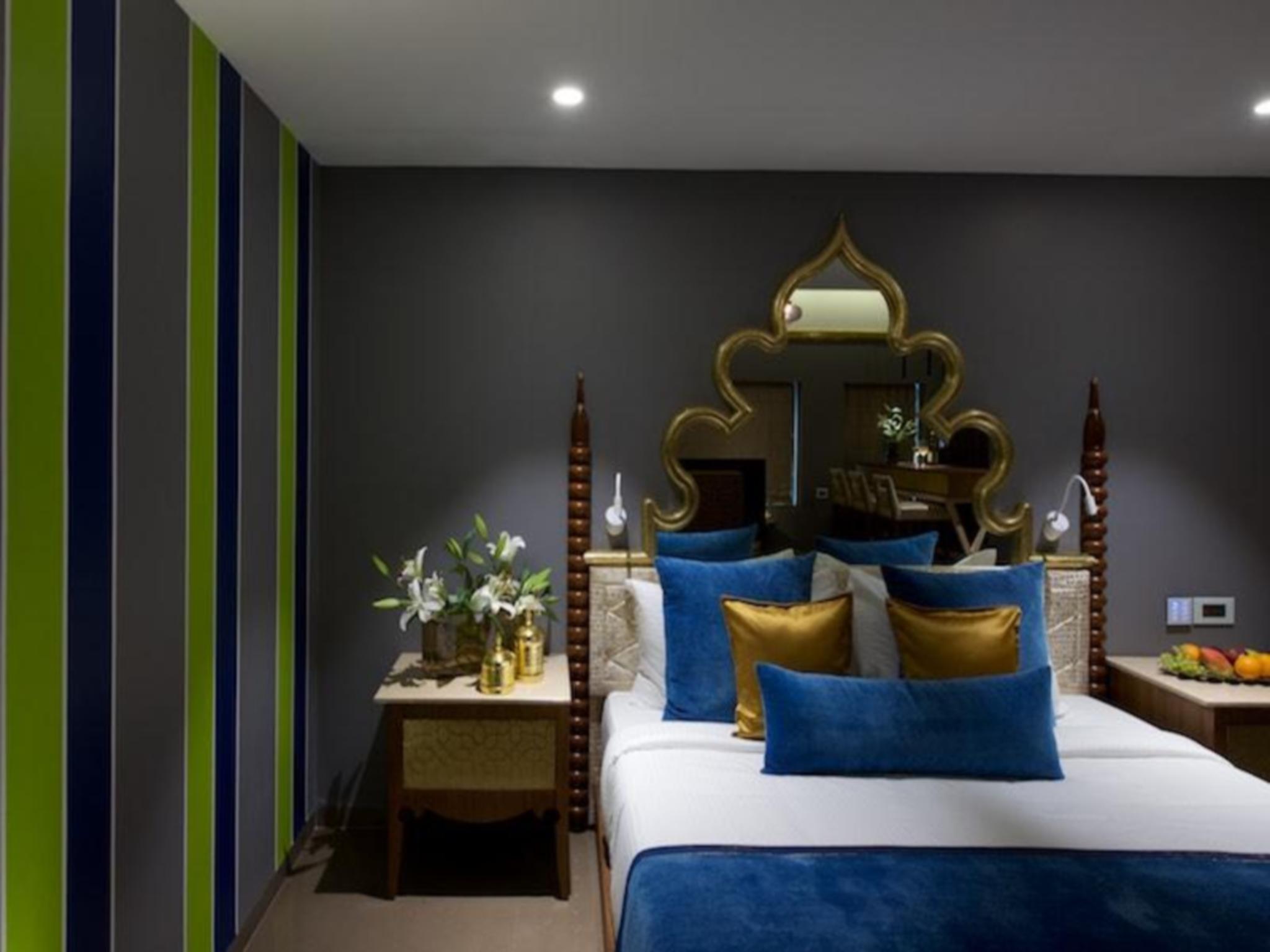 Room, Partial Lake View