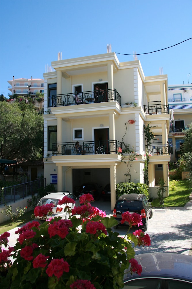 Loukas Hotel &amp; Apartments 3/50