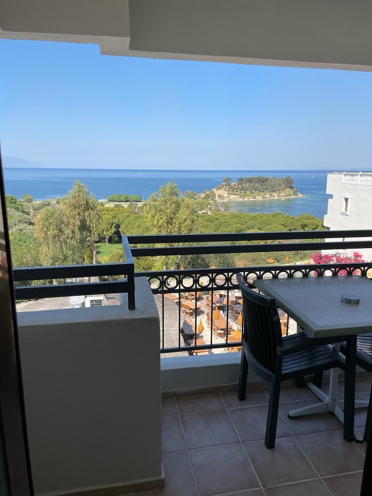 Carina Hotel 46/72