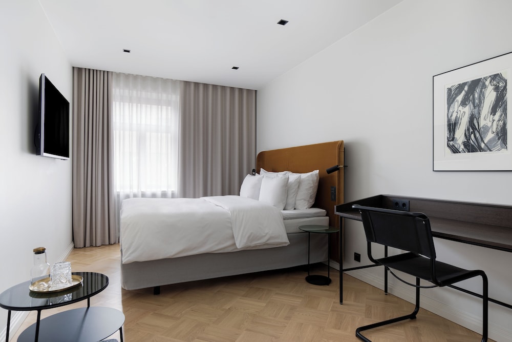 SOLO, QUEEN BED