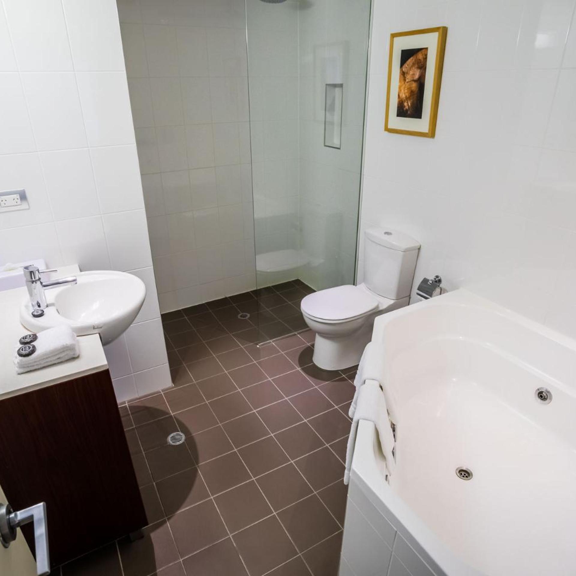 Spa, Suite, River View, Sofa, Amora Herencia Riverwalk Melbourne 4/5