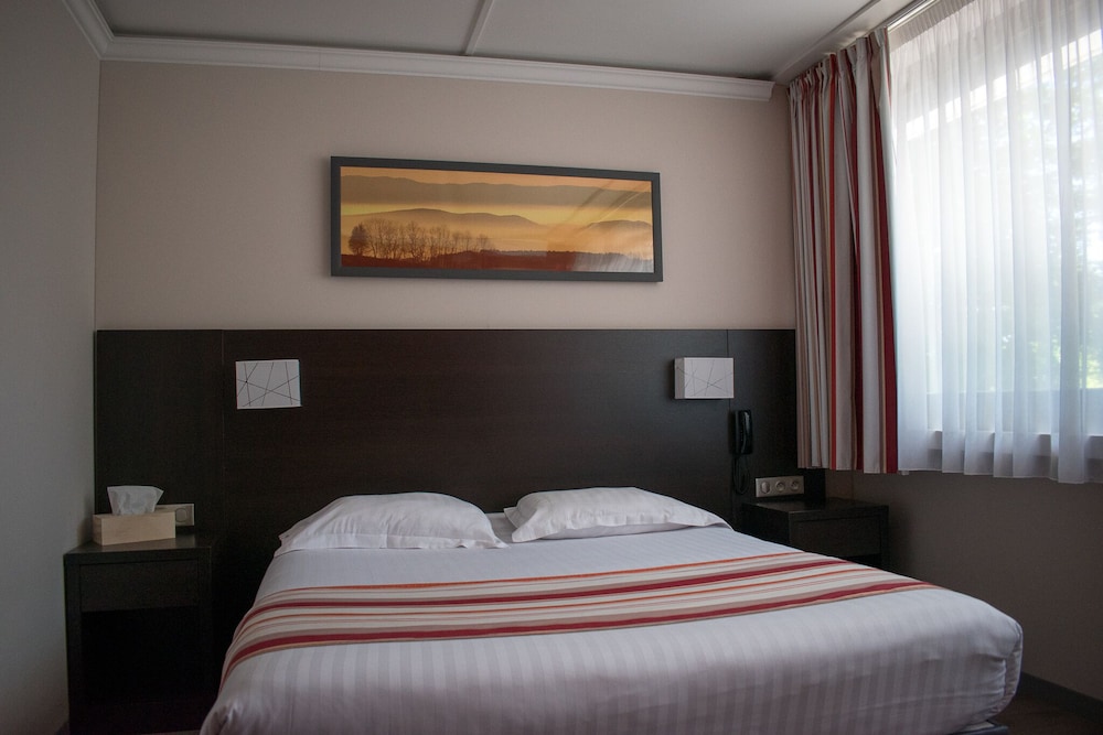 Logis Hotel Black and Green 7/50