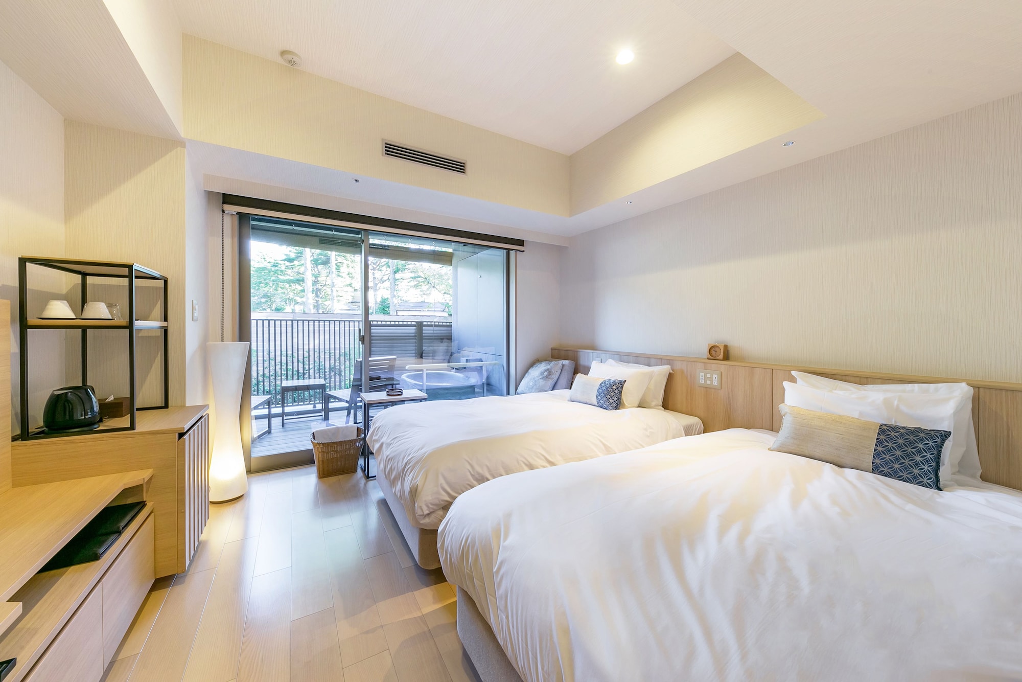 CASUAL, TWIN BEDS, OUTDOOR BATH