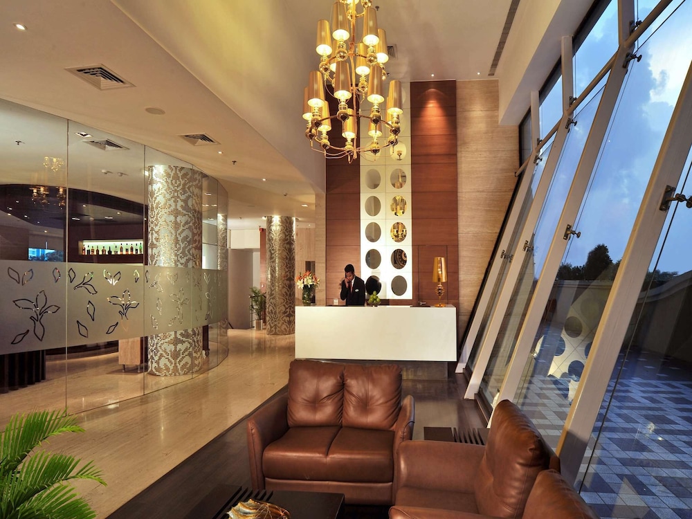 Majestic Court Sarovar Portico 5/46