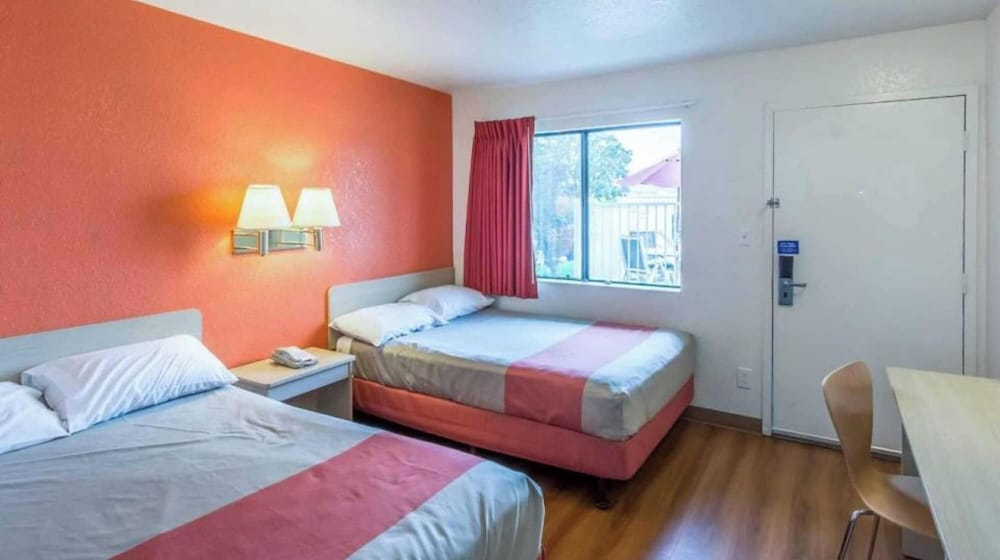 Motel6 Redding, CA - North 13/36