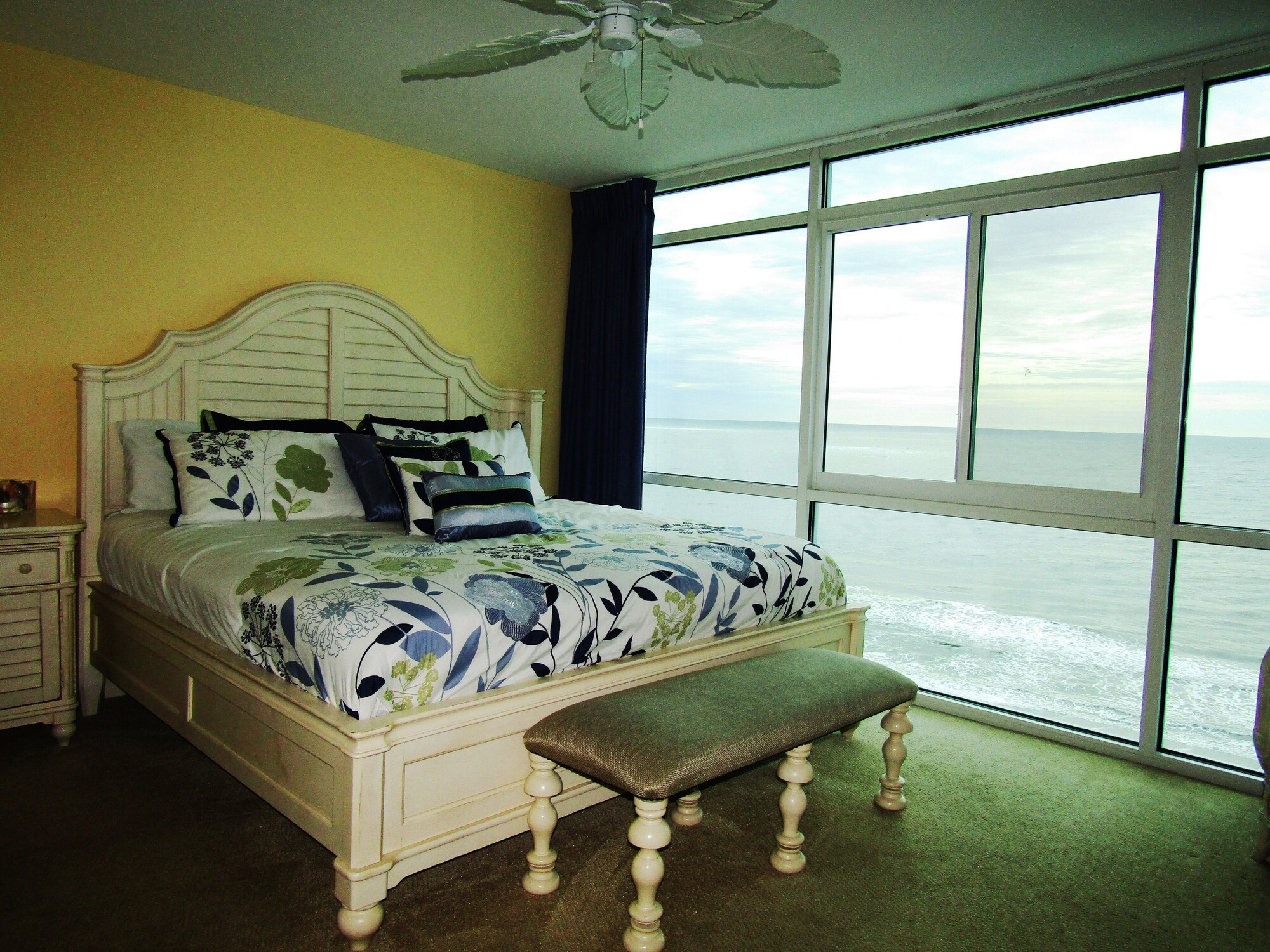2 BEDROOMS, CONDO, OCEAN FRONT