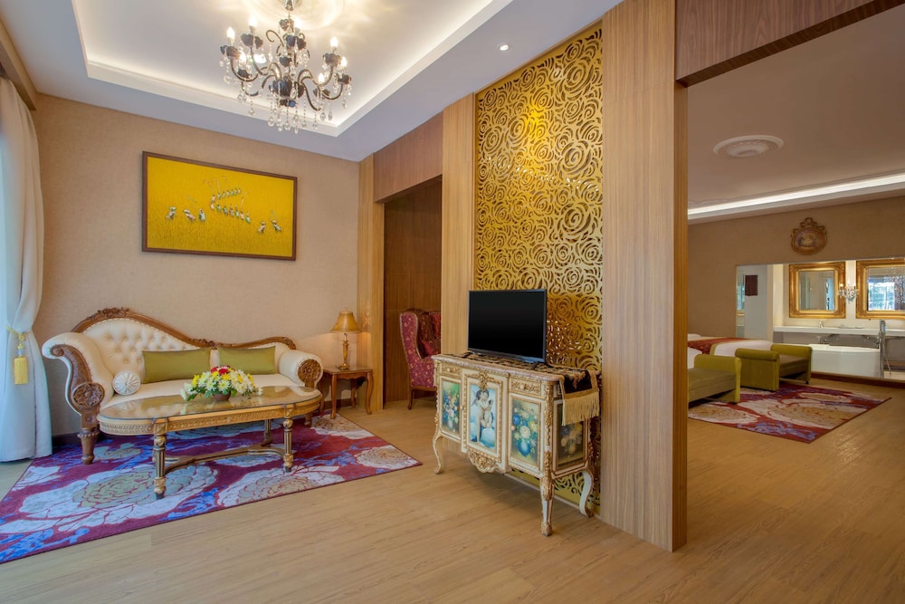 Ramada Suites By Wyndham Solo 32/45