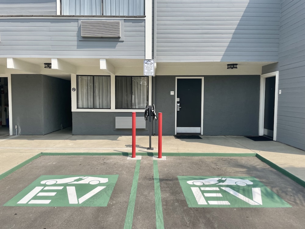Inn At Highway 1 36/61