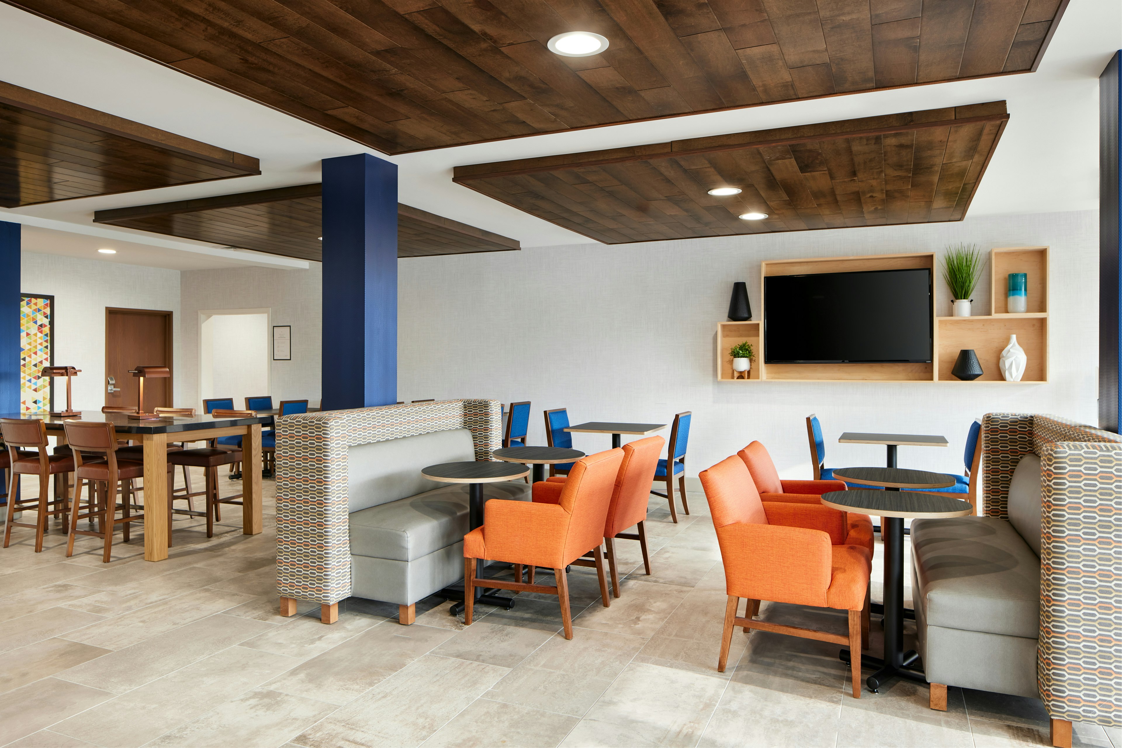 Holiday Inn Express Hotel Suites Salem 33/42
