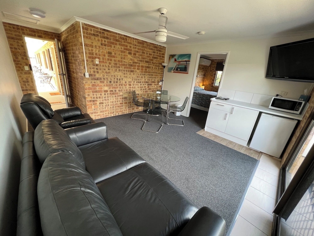 Golden Beach Motor Inn 34/45