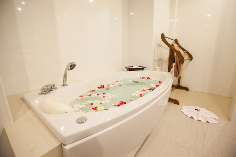 Howard Johnson by Wyndham Phuket Naiyang 28/50