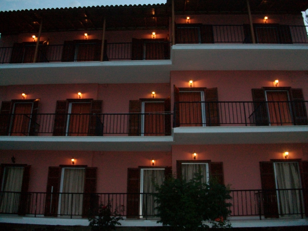 ARONIS APARTMENTS 写真1