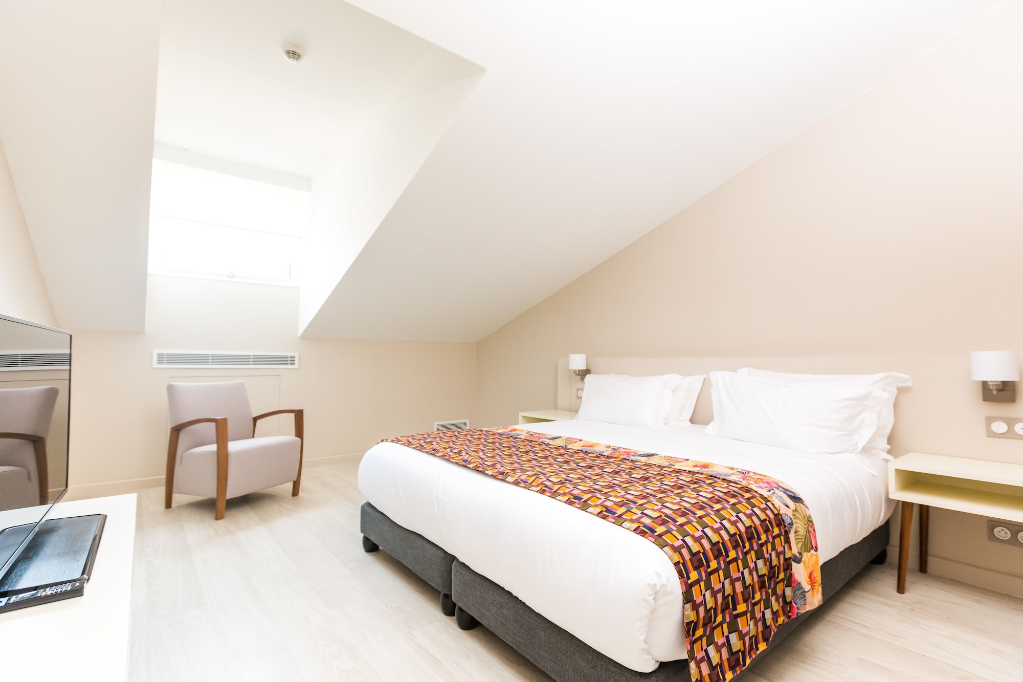 2 BEDROOMS, APARTMENT