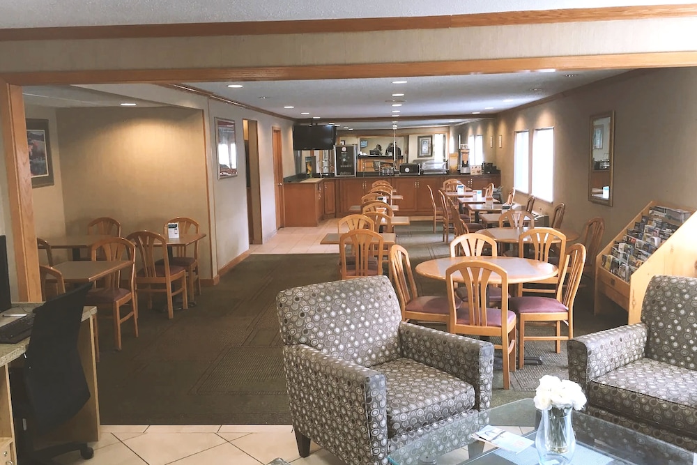 Norwood Inn & Suites Milwaukee 31/43