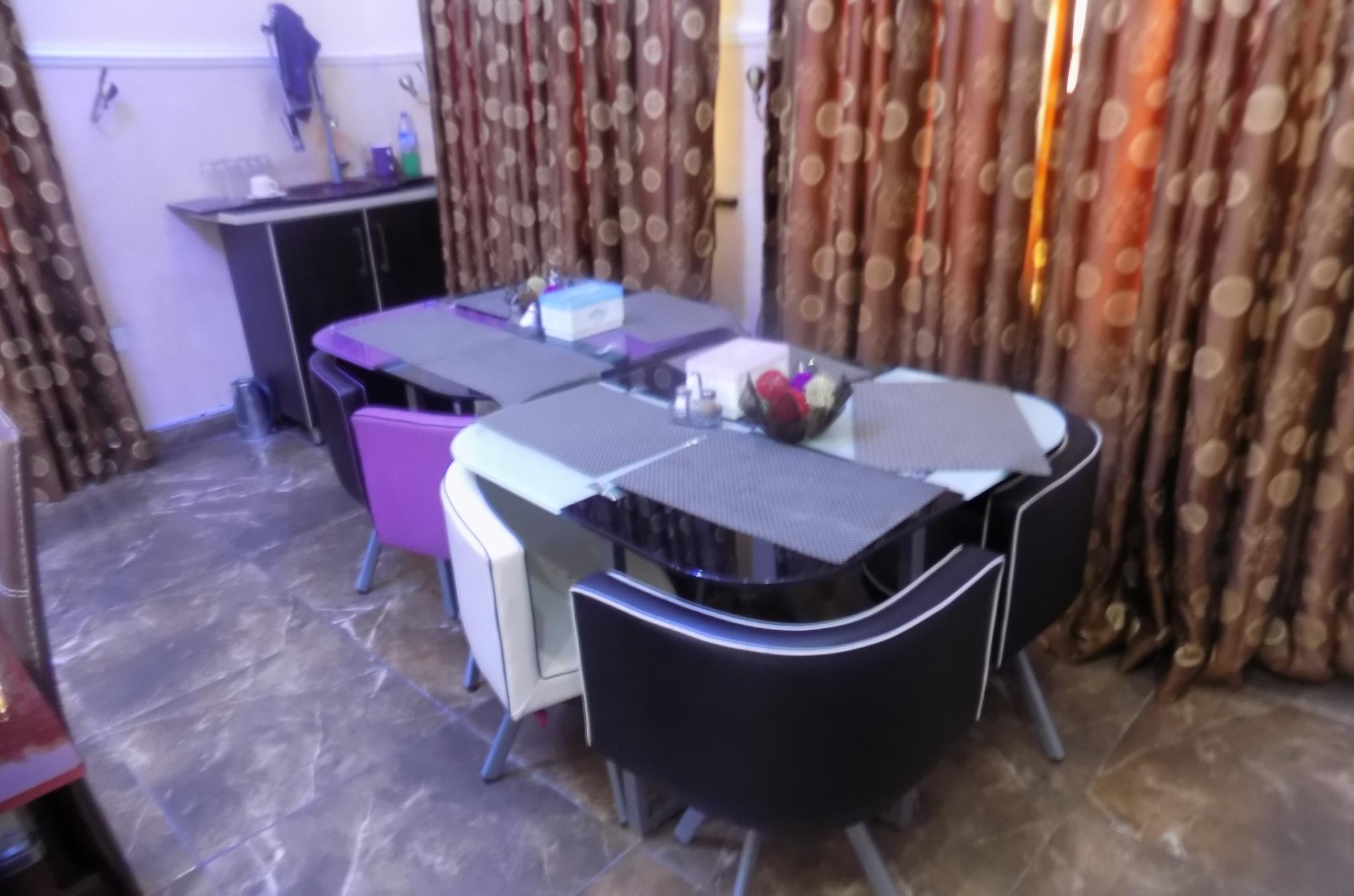 Moongate Hotel And Suites 6/6
