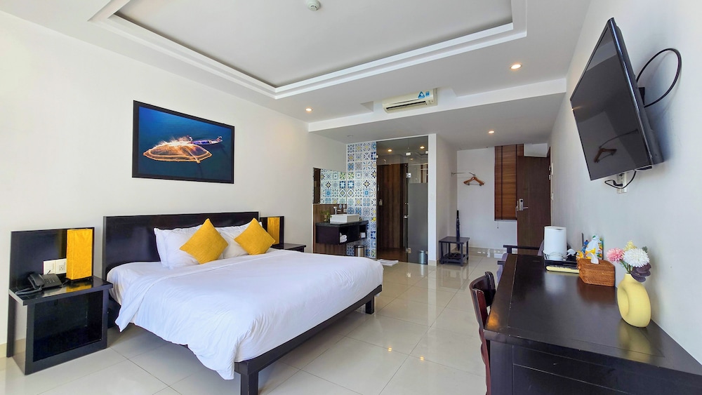 DELUXE, KING BED, POOL SIDE, BALCONY
