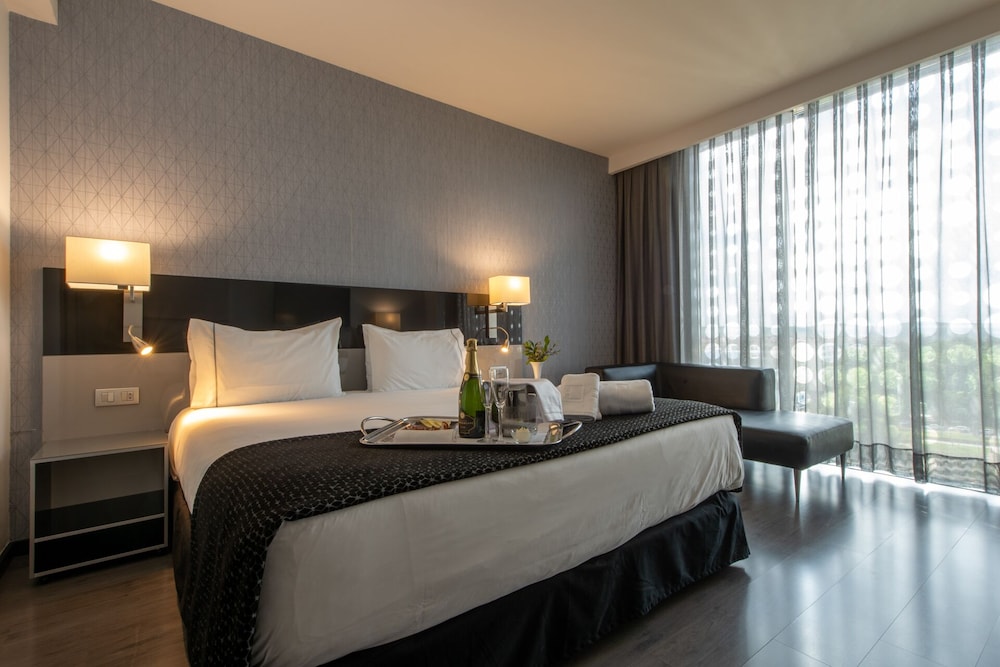 ROOM, DOUBLE BED