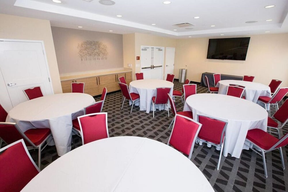 Towneplace Suites Pittsburgh Harmarville 26/27