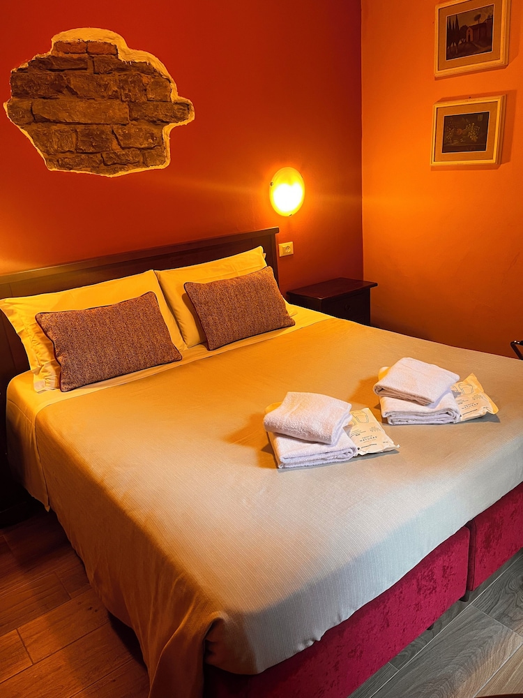 ROOM, DOUBLE BED