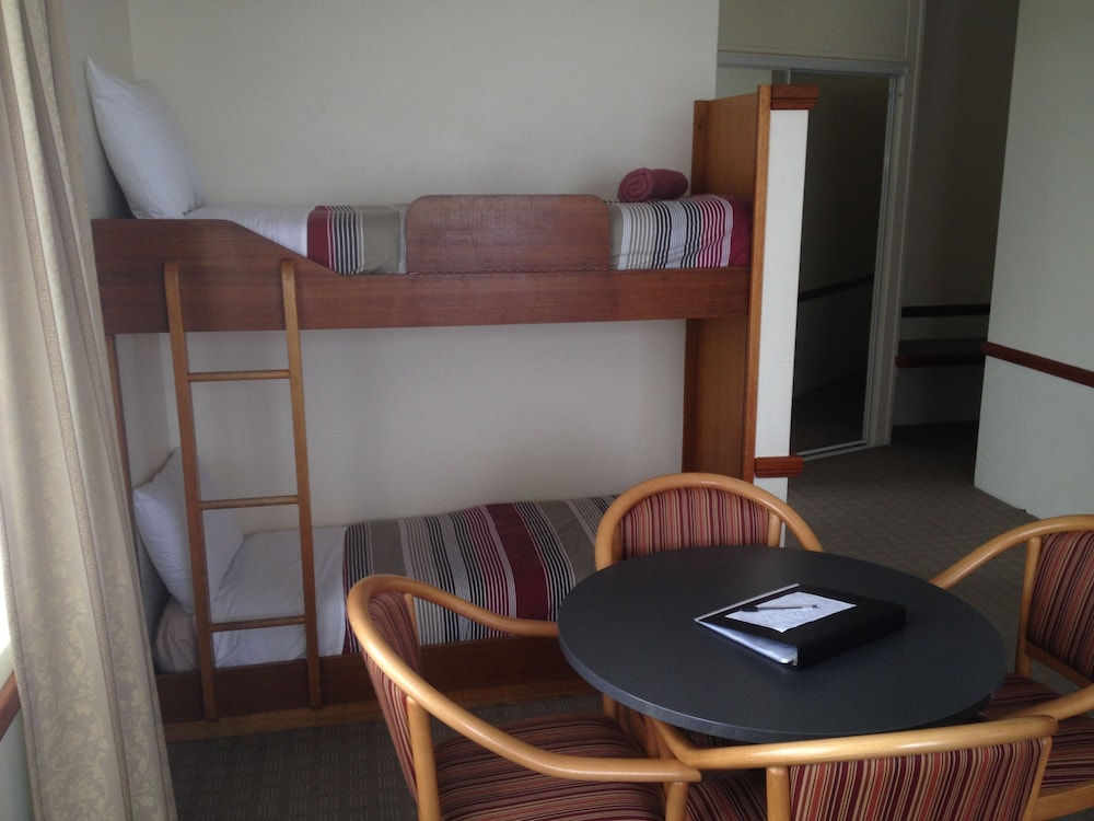 The 3 Explorers Motel 33/35