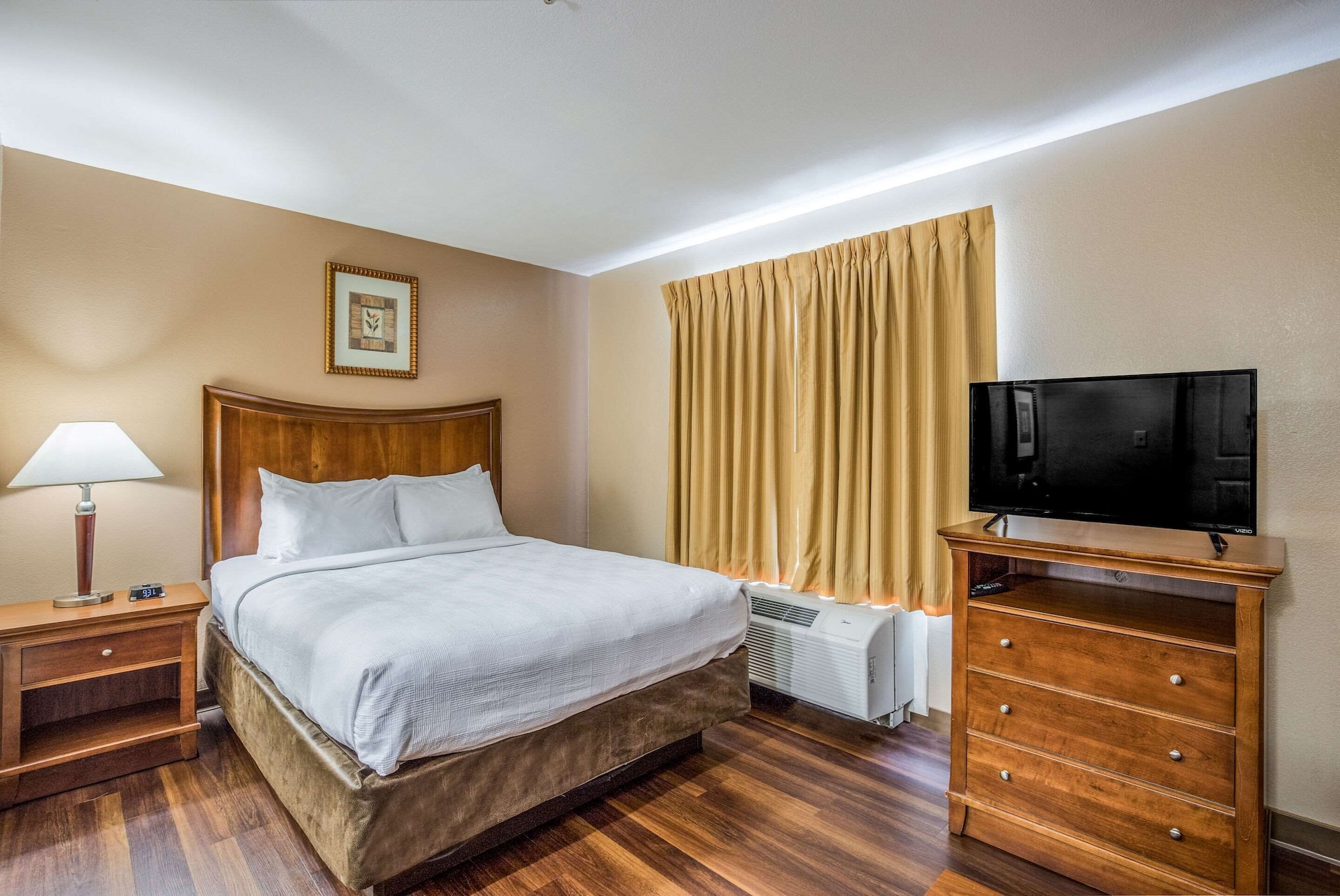 Efficiency, Suite, Queen Bed, Sofa, Accessible