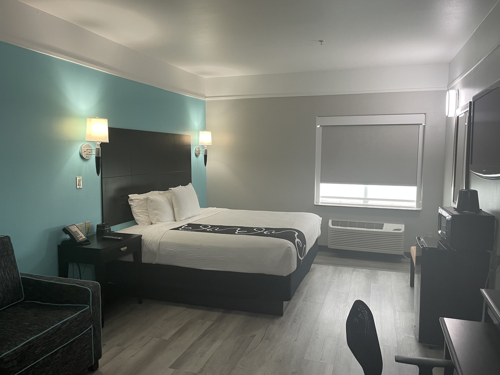 غرفة بسرير كينج لذوي الإعاقة، La Quinta Inn Suites Raymondville 2/7