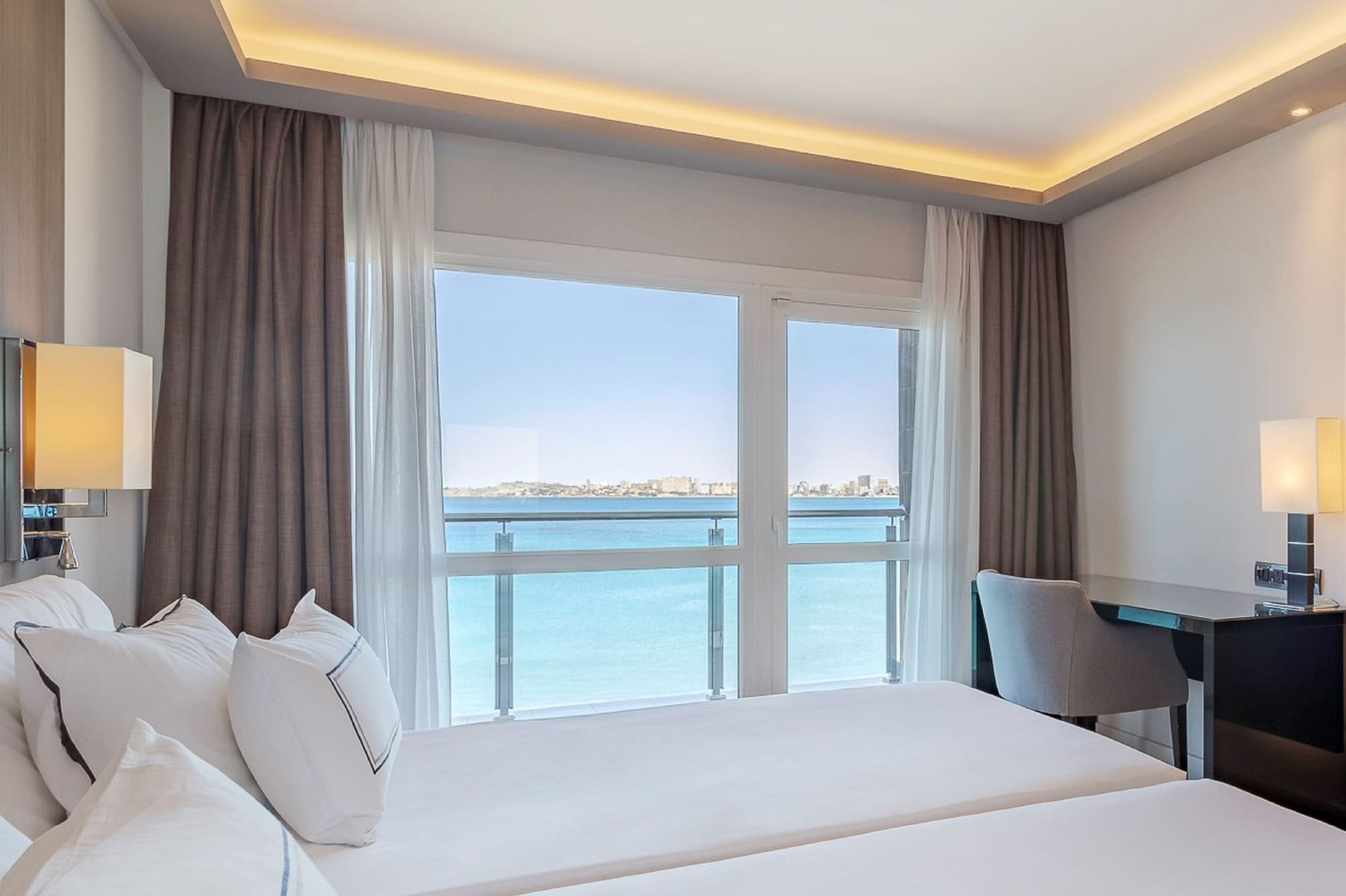 غرفة بريميوم بسريرين منفصلين بإطلالة على البحر، Melia Alicante 9/10