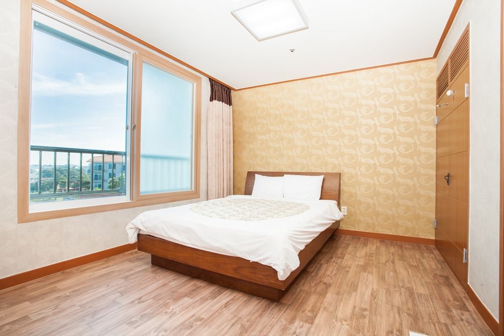 ROYAL, SUITE