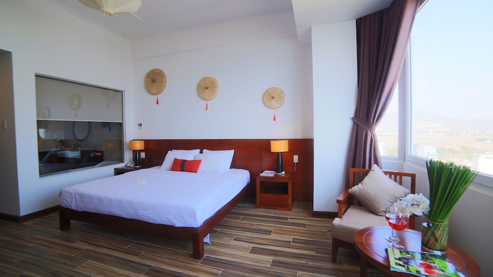 The Light Hotel Resort 16/70