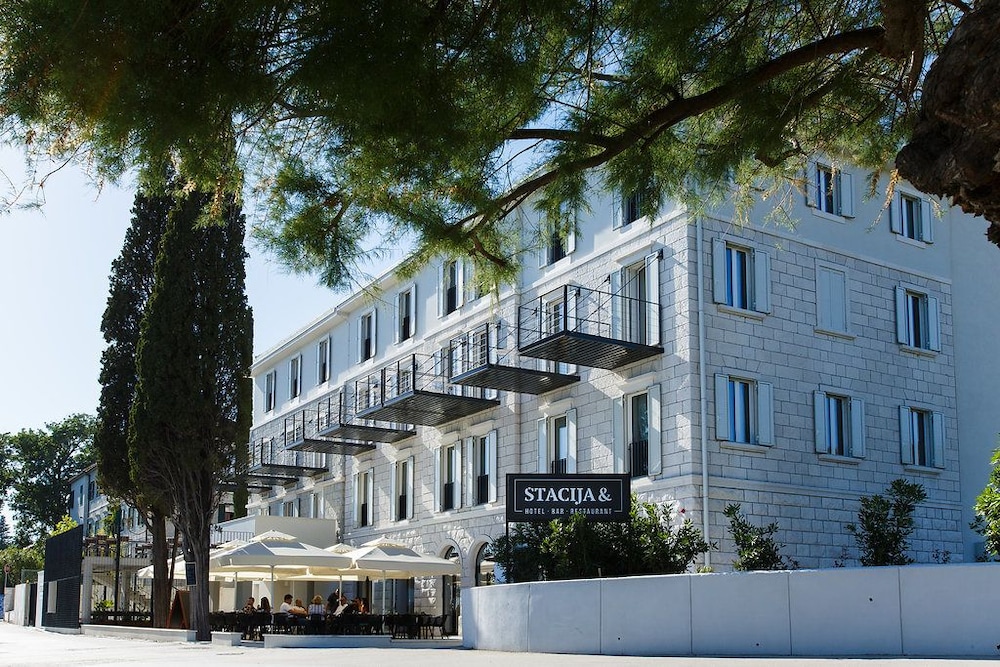 HOTEL STACIJA 1/64