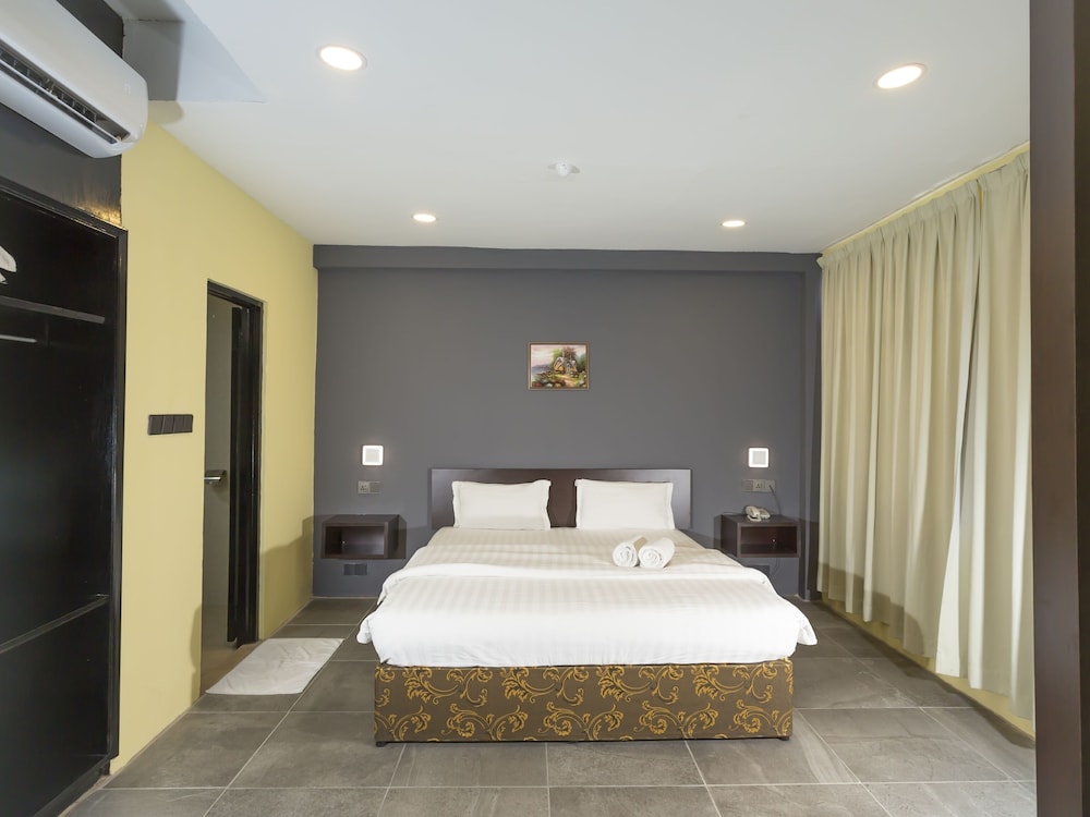 OYO 89619 De Choice Hotel 11/23