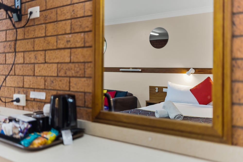 CASTLREAGH MOTOR INN 7/50