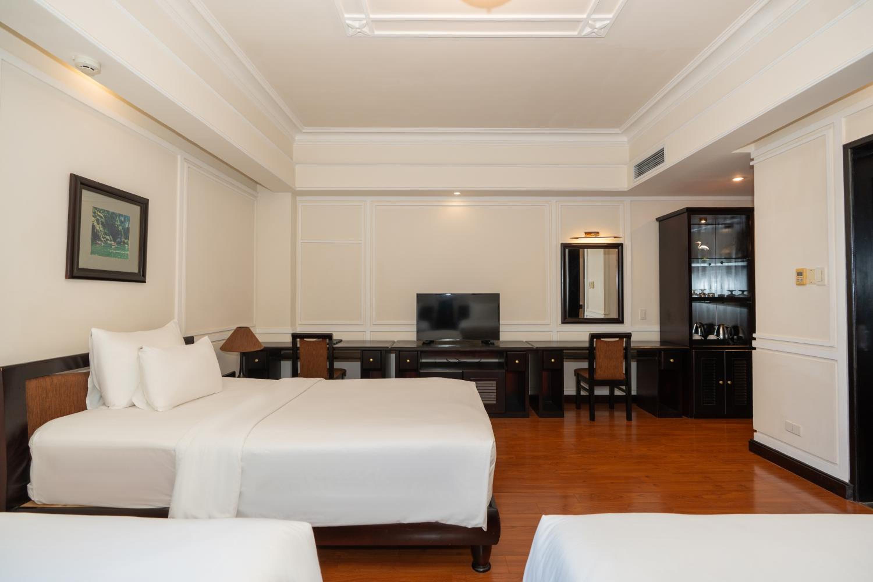 Deluxe, Triple, French Building