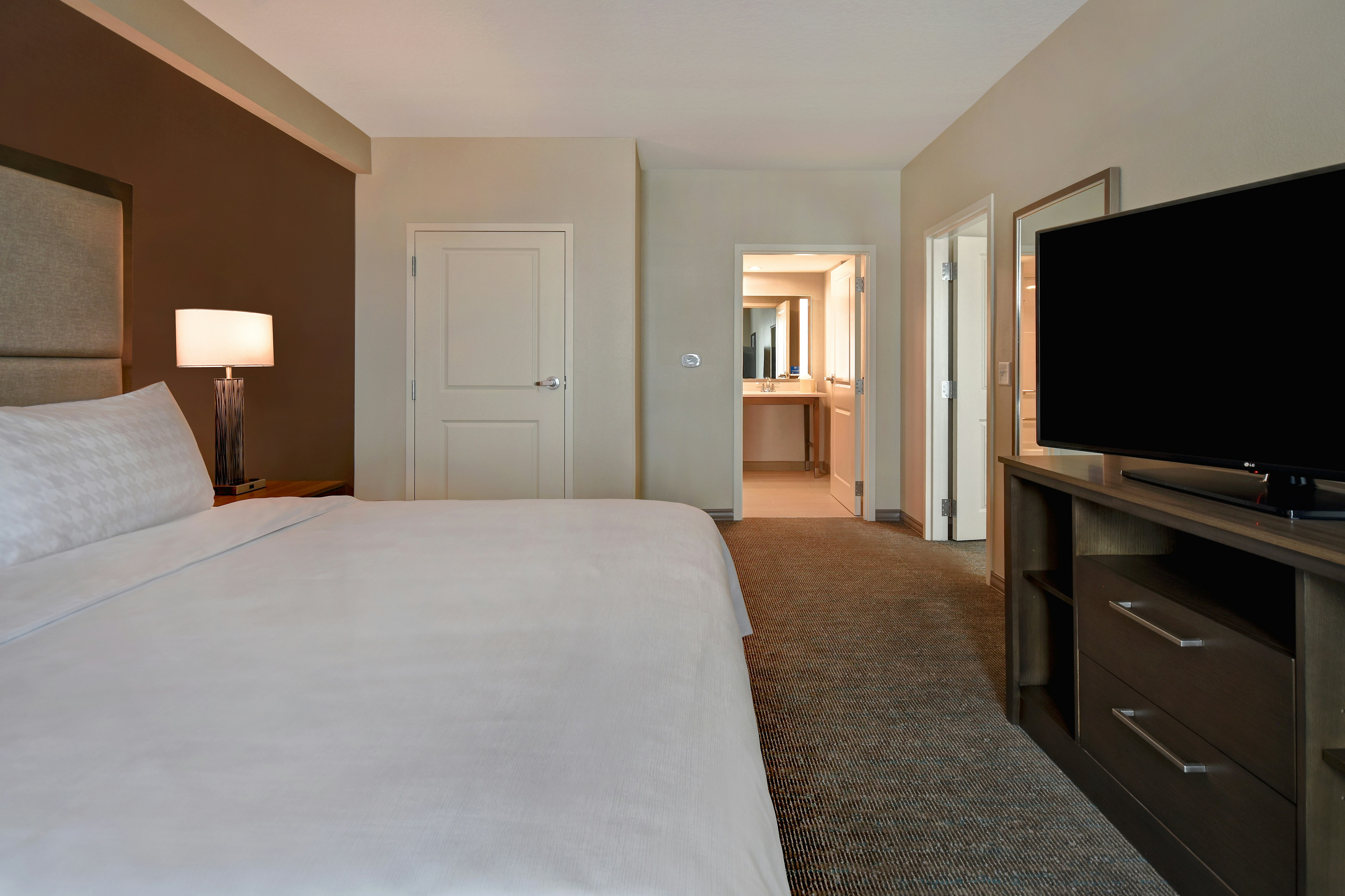 SUITE, KING BED, ACCESSIBLE