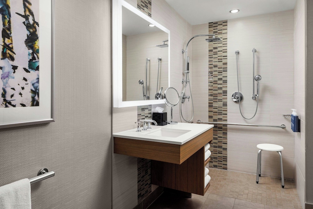 غرفة تقليدية بسرير كينج، The Westin Calgary Airport 5/7