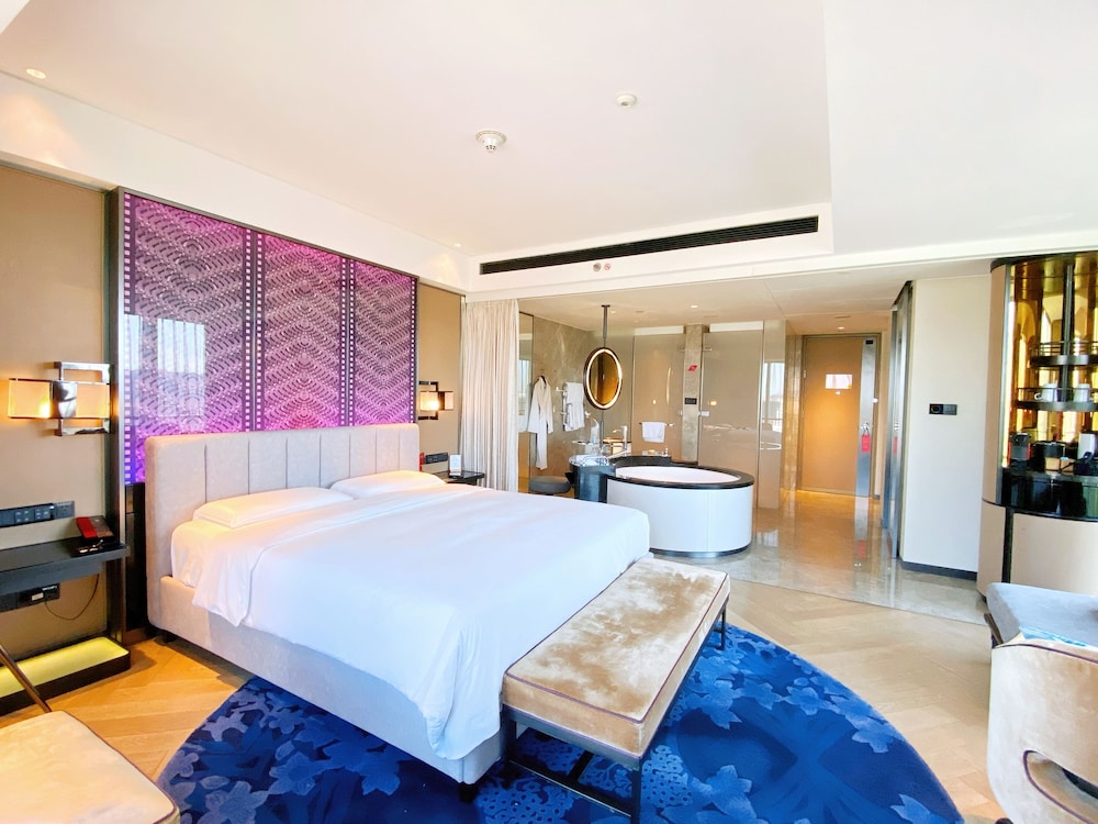 LUXURY, KING BED, CITY VIEW