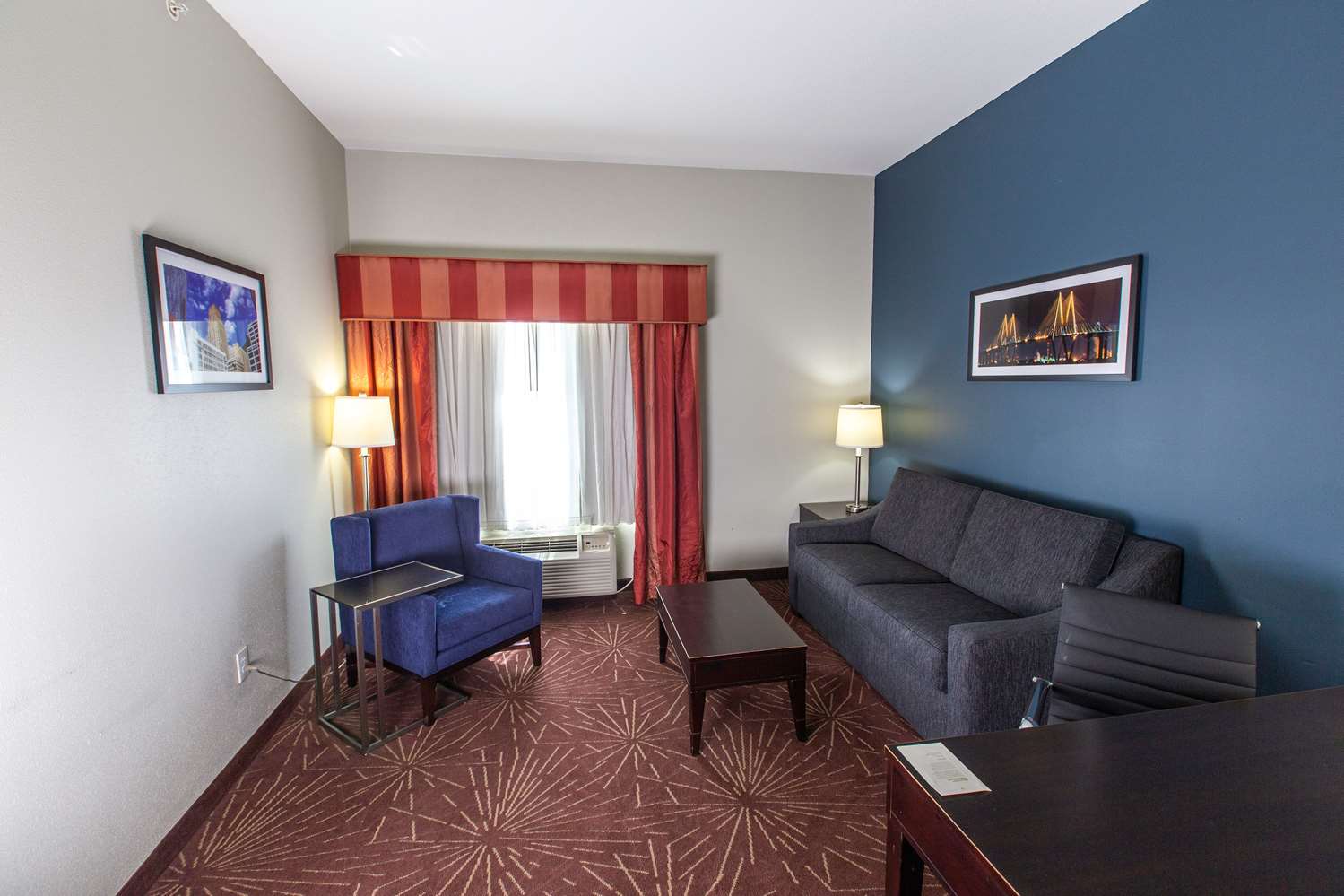 La Quinta Inn & Suites by Wyndham Houston East at Normandy 44/63
