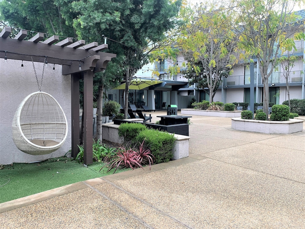 Holiday Inn Dublin Pleasanton 63/70