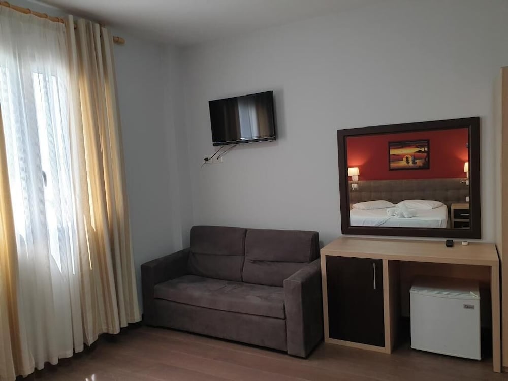 PERANDOR BEACH HOTEL 48/64