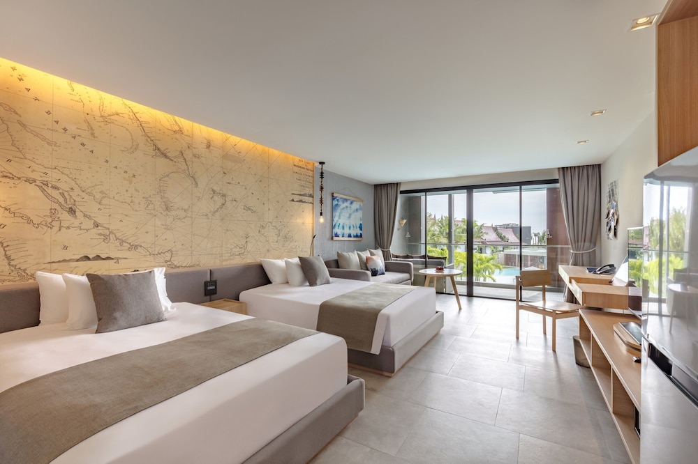 Deluxe, 2 Queen Beds, Pool Side